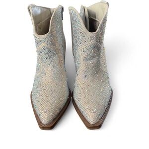 NWOT Very G Sparkling Silver Women's Ankle Boots